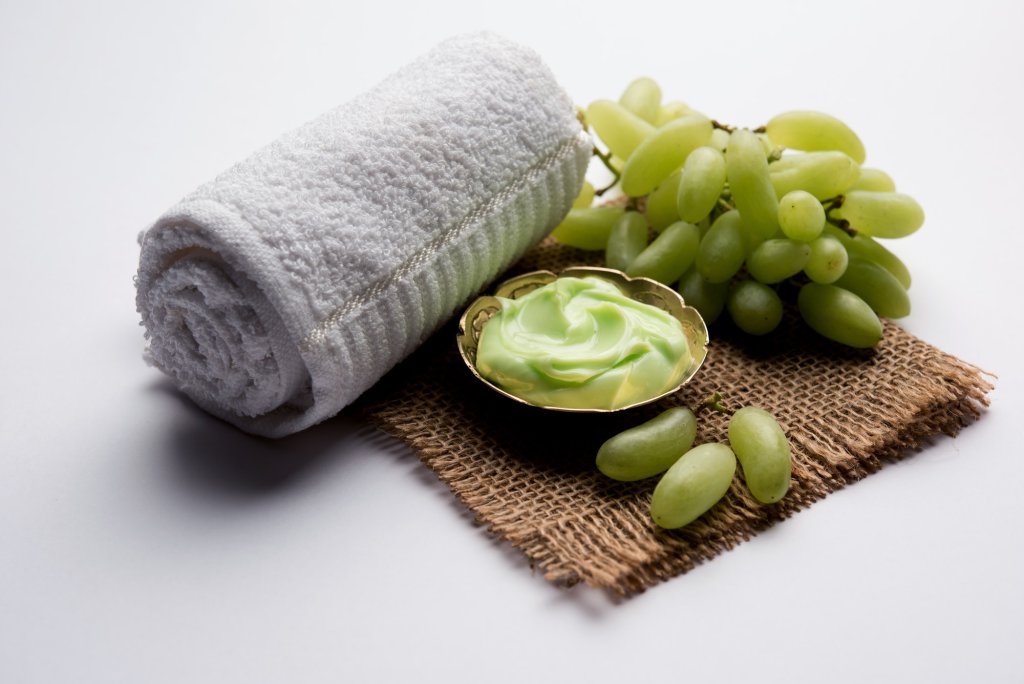 hormonal balance-Green grapes, yogurt and honey mix face mask