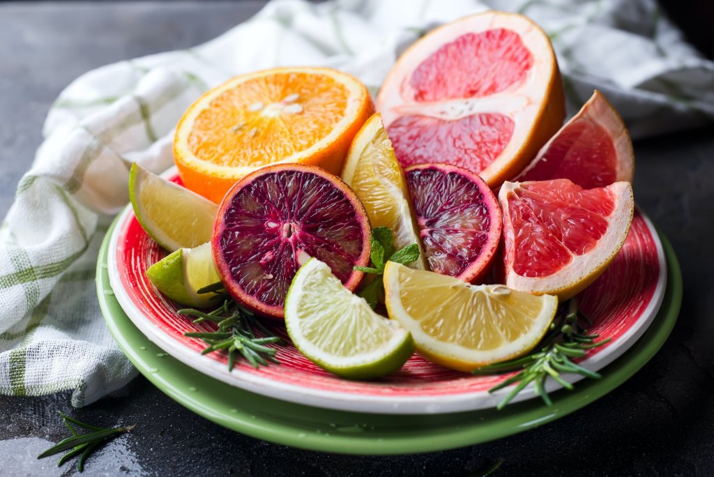 cholesterol-Sliced citrus fruit on the plate.