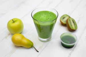 A smoothie made from white grass, pear, apple and kiwi. Detoxification. Wheat.